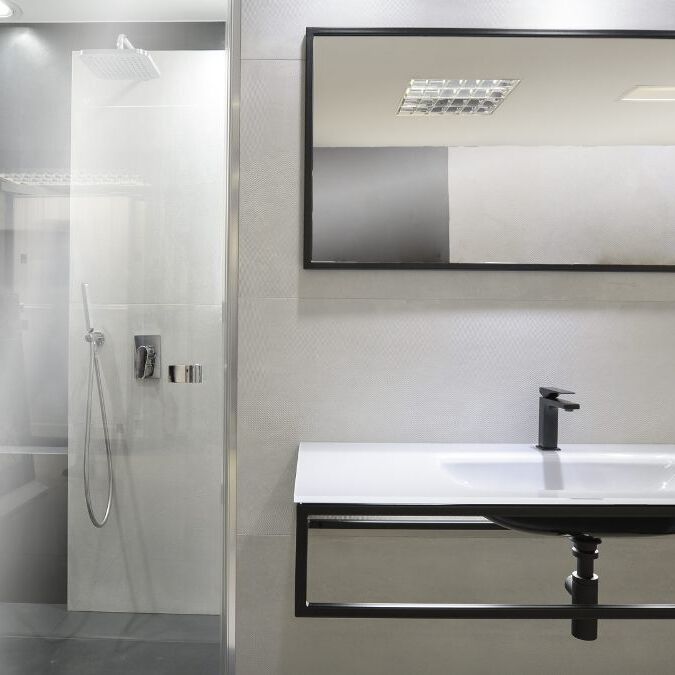 Minimalistyczna prosta biało-szara łazienka w stylu nowoczesnym [18-TY]
