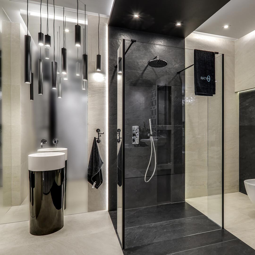 Duża łazienka z prysznicem w kontrastowej czarno-beżowej aranżacji [51-BB]